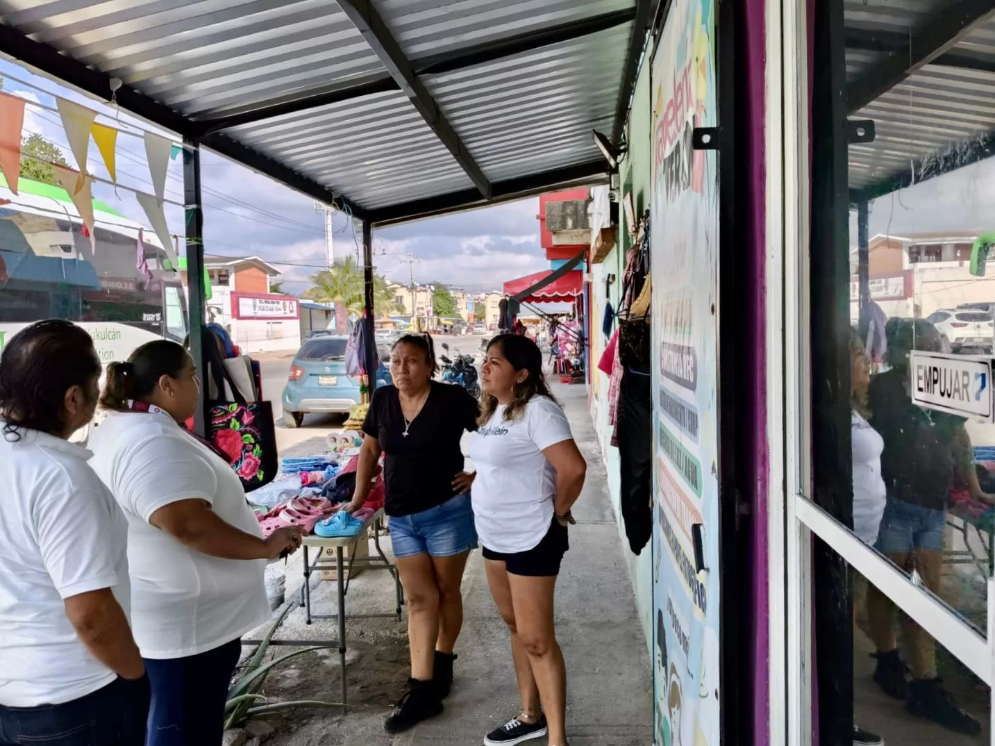 Retira Ayuntamiento comercios que bloqueaban banquetas en Villas Otoch Paraíso