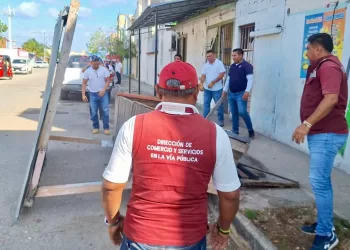 Retira Ayuntamiento comercios que bloqueaban banquetas en Villas Otoch Paraíso