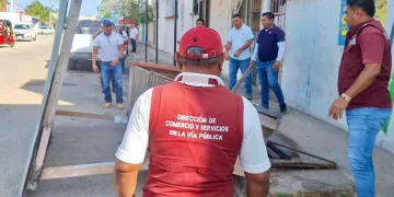 Retira Ayuntamiento comercios que bloqueaban banquetas en Villas Otoch Paraíso