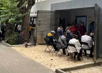 Escasez de fichas obliga a ciudadanos a dormir en la calle para tramitar la CURP biométrica en Cancún