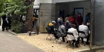 Escasez de fichas obliga a ciudadanos a dormir en la calle para tramitar la CURP biométrica en Cancún