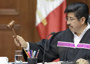 La Suprema Corte de Justicia de la Nación, SCJN, resolvió una contradicción de criterios que impacta directamente a miles de personas propietarias de vehículos en México que enfrentan multas de tránsito impuestas a terceros. Los nueve ministros de la Suprema Corte determinaron que el plazo para promover un juicio de amparo indirecto no comienza cuando la infracción se entrega al conductor, sino cuando la persona propietaria tiene conocimiento de la multa de tránsito.Con este criterio obligatorio, la Suprema Corte refuerza y deja en claro el derecho de acceso efectivo a la justicia y evita que la responsabilidad solidaria se traduzca en una desventaja procesal para quienes no cometieron la infracción.Se resuelve la controversia que llegó a la Suprema Corte El caso surgió por posturas opuestas entre tribunales colegiados sobre cuándo inicia el plazo para promover amparo contra multas de tránsito impuestas a conductores distintos del propietario.Mientras un tribunal consideró suficiente la notificación al conductor, otro sostuvo que “ello no implica que esa notificación le llegue a la dueña”, si no existe constancia de conocimiento directo. “(El Pleno) Determinó que, si la persona propietaria del vehículo impugna la multa, el plazo para promover amparo indirecto debe contarse desde que tiene conocimiento directo del acto, y no desde la notificación hecha al conductor sancionado“, indicó la SCJN. ¿Adiós a las multas? La SCJN falló de forma histórica. La SCJN resolvió que “el plazo para promover amparo indirecto debe computarse a partir del momento en que, la persona propietaria, tuvo conocimiento del acto reclamado”. El Pleno precisó que no debe tomarse como referencia “la fecha en que la boleta o cédula de infracción fue entregada a la persona conductora”, si la propietaria no fue notificada. Un freno a abusos y una garantía de justicia La Suprema Corte concluyó que la responsabilidad solidaria no puede anular derechos procesales, pues “no puede anular el derecho a que la quejosa promueva un juicio de amparo dentro del plazo legal”. El criterio de la SCJN, derivado de la Contradicción de Criterios 170/2025, brinda certeza jurídica y protege a quienes enfrentan multas sin haber tenido conocimiento oportuno de ellas.