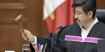 La Suprema Corte de Justicia de la Nación, SCJN, resolvió una contradicción de criterios que impacta directamente a miles de personas propietarias de vehículos en México que enfrentan multas de tránsito impuestas a terceros. Los nueve ministros de la Suprema Corte determinaron que el plazo para promover un juicio de amparo indirecto no comienza cuando la infracción se entrega al conductor, sino cuando la persona propietaria tiene conocimiento de la multa de tránsito.Con este criterio obligatorio, la Suprema Corte refuerza y deja en claro el derecho de acceso efectivo a la justicia y evita que la responsabilidad solidaria se traduzca en una desventaja procesal para quienes no cometieron la infracción.Se resuelve la controversia que llegó a la Suprema Corte El caso surgió por posturas opuestas entre tribunales colegiados sobre cuándo inicia el plazo para promover amparo contra multas de tránsito impuestas a conductores distintos del propietario.Mientras un tribunal consideró suficiente la notificación al conductor, otro sostuvo que “ello no implica que esa notificación le llegue a la dueña”, si no existe constancia de conocimiento directo. “(El Pleno) Determinó que, si la persona propietaria del vehículo impugna la multa, el plazo para promover amparo indirecto debe contarse desde que tiene conocimiento directo del acto, y no desde la notificación hecha al conductor sancionado“, indicó la SCJN. ¿Adiós a las multas? La SCJN falló de forma histórica. La SCJN resolvió que “el plazo para promover amparo indirecto debe computarse a partir del momento en que, la persona propietaria, tuvo conocimiento del acto reclamado”. El Pleno precisó que no debe tomarse como referencia “la fecha en que la boleta o cédula de infracción fue entregada a la persona conductora”, si la propietaria no fue notificada. Un freno a abusos y una garantía de justicia La Suprema Corte concluyó que la responsabilidad solidaria no puede anular derechos procesales, pues “no puede anular el derecho a que la quejosa promueva un juicio de amparo dentro del plazo legal”. El criterio de la SCJN, derivado de la Contradicción de Criterios 170/2025, brinda certeza jurídica y protege a quienes enfrentan multas sin haber tenido conocimiento oportuno de ellas.