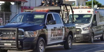 En 2026 Quintana Roo reforzará la presencia de las fuerzas policiales rurales y municipales, con la construcción de bases de la policía en cinco municipios, en busca de minimizar e inhibir los hechos delictivos. De acuerdo con informes de la Secretaría de Obras Públicas del Estado de Quintana Roo (Seop), en el transcurso de este año se construirá la Base de la Policía y Bomberos de Holbox, municipio de Lázaro Cárdenas, en su primera etapa, así como la Base de la Policía Rural en Muyil, primera etapa, en el municipio de Felipe Carrillo Puerto. También, se iniciará la construcción de la Base de la Policía Rural en Miguel Hidalgo, en su primera etapa, en el municipio del municipio de Bacalar; la construcción de la Base de la Policía Rural en Caobas, primera etapa, en el municipio de Othón P. Blanco, así como la construcción de las instalaciones del Cuartel de Seguridad Ciudadana del Municipio de Puerto Morelos, en su primera etapa. Además, la Seop realiza mejoras de la Cárcel Pública Municipal de Othón P. Blanco, en su segunda etapa; y la construcción y reforzamiento del Centro Penitenciario de la ciudad de Cancún, municipio de Benito Juárez. Del mismo modo, la adecuación de la barda perimetral, plataforma (plaza cívica) y remodelación de baños de la Dirección General de Seguridad Pública, Tránsito y Bomberos del Municipio de Felipe Carrillo Puerto, en su primera etapa; la construcción del portón de aduana vehicular e instalación de cercos perimetrales exterior del Centro Penitenciario de Cozumel, en su primera etapa: la construcción del Centro Especializado en la Atención de Faltas Cívicas del Municipio de Tulum, en su primera etapa. De acuerdo con las estadísticas del Secretariado Ejecutivo del Sistema Nacional de Seguridad Pública, de 2024 a 2025 la incidencia delictiva de delitos de alto impacto del fuero común en Quintana Roo disminuyó un 4.1%. En 2024, la Fiscalía General del Estado (FGE) registró 53 mil 628 denuncias por delitos de alto impacto del fuero común en los 11 municipios de la entidad, mientras que en 2025, abrió 55 mil 842 carpetas de investigación por esta clase de hechos en la entidad.