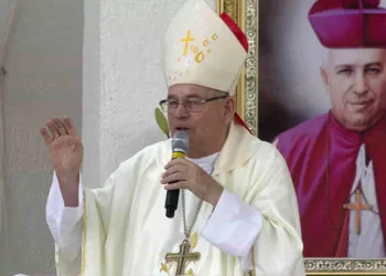Cancún.- El obispo de la prelatura Cancún-Chetumal, monseñor Pedro Pablo Elizondo Cárdenas oficio la homilía dominical en la Catedral de Cancún ante cientos de personas.