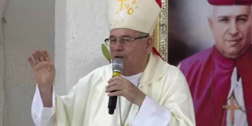 Cancún.- El obispo de la prelatura Cancún-Chetumal, monseñor Pedro Pablo Elizondo Cárdenas oficio la homilía dominical en la Catedral de Cancún ante cientos de personas.
