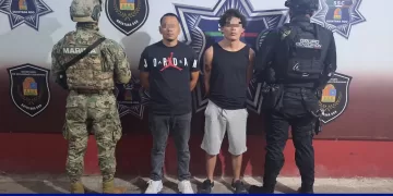 Tres detenidos tras persecución en la 102; uno tenía orden de aprehensión