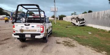 Conductor pierde control y termina volcado en la Colosio