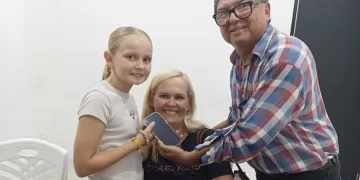 Taxista de Cancún entrega celular a turista extranjera que lo olvidó a bordo de su unidad