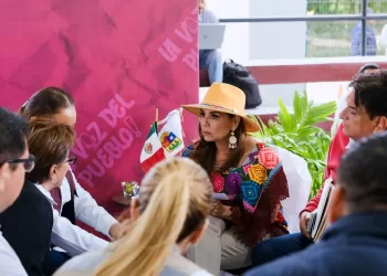Atiende Mara Lezama de manera directa a las y los cozumeleños en “La Voz del Pueblo”