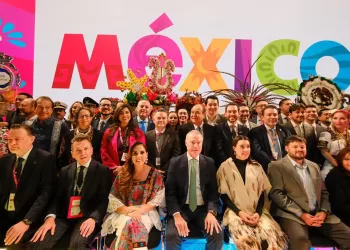 Mara Lezama inaugura el pabellón de México en FITUR 2026 y proyecta al Caribe Mexicano Madrid, España.- La gobernadora de Quintana Roo, Mara Lezama Espinosa, participó en el corte del listón inaugural del pabellón de México en la Feria Internacional de Turismo (FITUR) 2026, junto a la secretaria de Turismo del Gobierno de México, Josefina Rodríguez Zamora, y el embajador de México en España, Quirino Ordaz Coppel. El acto protocolario marcó el inicio oficial de la presencia mexicana en una de las ferias turísticas más relevantes a nivel mundial, y contó con la asistencia de gobernadoras y gobernadores de diversas entidades del país, así como de autoridades y representantes del sector turístico internacional. La participación de Mara Lezama fortaleció la proyección institucional del Caribe Mexicano, Capital Mundial de las Vacaciones, consolidado como uno de los destinos turísticos más importantes del mundo, en un escenario estratégico para la promoción, la atracción de inversiones y el impulso al desarrollo turístico.