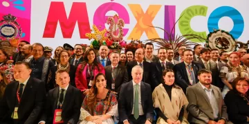 Mara Lezama inaugura el pabellón de México en FITUR 2026 y proyecta al Caribe Mexicano Madrid, España.- La gobernadora de Quintana Roo, Mara Lezama Espinosa, participó en el corte del listón inaugural del pabellón de México en la Feria Internacional de Turismo (FITUR) 2026, junto a la secretaria de Turismo del Gobierno de México, Josefina Rodríguez Zamora, y el embajador de México en España, Quirino Ordaz Coppel. El acto protocolario marcó el inicio oficial de la presencia mexicana en una de las ferias turísticas más relevantes a nivel mundial, y contó con la asistencia de gobernadoras y gobernadores de diversas entidades del país, así como de autoridades y representantes del sector turístico internacional. La participación de Mara Lezama fortaleció la proyección institucional del Caribe Mexicano, Capital Mundial de las Vacaciones, consolidado como uno de los destinos turísticos más importantes del mundo, en un escenario estratégico para la promoción, la atracción de inversiones y el impulso al desarrollo turístico.