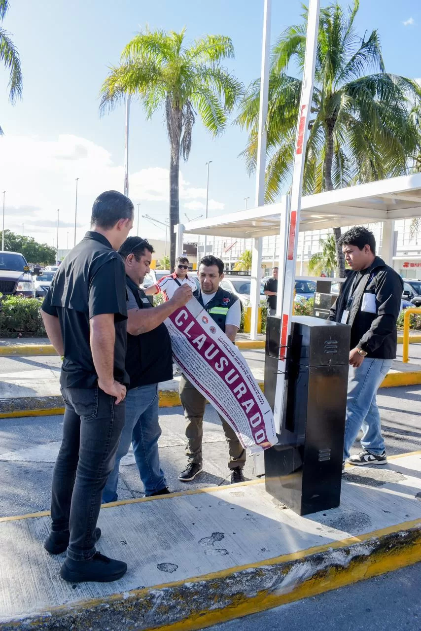 Clausuran dos estacionamientos en Cancún por irregularidades