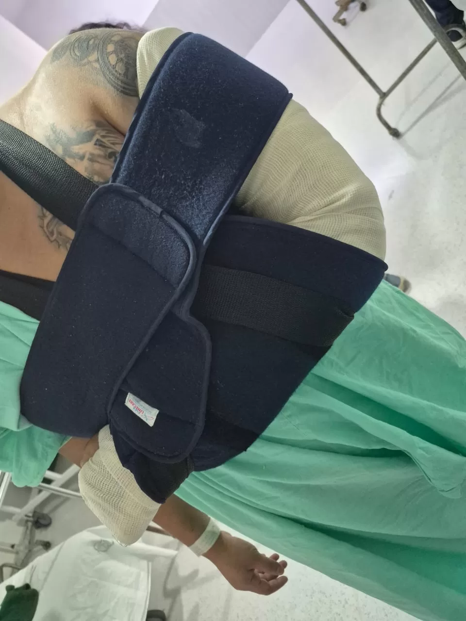 Chetumal.- Derechohabientes del Instituto Mexicano del Seguro Social (IMSS) en Chetumal denunciaron las pésimas condiciones en las cuales se encuentra la clínica, ya que pacientes de traumatología llevan más de tres semanas sin ser atendidos y pasando un calvario desde su ingreso a urgencias, hasta ahora que se encuentran en piso, sin que los encargados de la coordinación den informes o una solución, pues al parecer el médico traumatólogo que los atiende ha renunciado. Son al menos siete pacientes con fracturas en manos, brazos, fémur y tobillo, que llevan internados entre tres semanas, a mes y medio, sin que hasta el momento sean intervenidos quirúrgicamente por parte del traumatólogo Miguel Obeso Ancheita, pese a ser programados de manera semanal, pues este doctor solo está asignado a los fines de semana.  Estos han pasado un calvario desde su ingreso a urgencias, hasta ahora que se encuentran en piso, sin que los encargados de la coordinación den una solución, informes o respuesta, pues al parecer el médico traumatólogo que los atiende ha renunciado pues no saben nada de él desde hace dos semanas, ya que no ha llegado a “visitar” a sus pacientes.  “Ya llevo 26 días esperando una cirugía de muñeca. Primero estuve dos semanas en urgencias en unas condiciones pésimas; primero en una silla de ruedas, luego en una banca, luego en un reposet porque no tienen camillas y después de 15 días nos pasan a piso y nos traen a puras vueltas de que nos van a operar y nada. El sábado 7 me programaron pero nada, ya lleva dos semanas que no se presenta el doctor Obeso”, abundó uno de los pacientes.  Además de la nula operación y sin respuesta a que sucederá, otra preocupación de las personas internadas es la generación de alguna infección ya que tienen heridas expuestas sin que haya médico tratante, e incluso algunos ya tienen enfermedades respiratorias sin medicamentos, ya que el personal de enfermería no les puede suministrar medicamentos sin autorización.  “Mi hijo tiene fractura de fémur y tobillo, entonces la fémula ya tiene tiempo y no se la quieren cambiar porque tiene heridas expuestas que solo se las limpian, pero no pasa a más ya que él necesita operación”, comentó la madre de un paciente, que prefirieron no mencionar nombres por temor a que los dejen esperando más tiempo sin atención.  Muchos de ellos no están canalizados, pues solo les aplican los medicamentos horas antes de que sean trasladados al quirófano, pero su sorpresa es que al llegar y luego de varias horas les dicen “que siempre no serán intervenidos porque no hay médico”.  Los pacientes pidieron comprensión de los responsables de Coordinación del IMSS y se les asigne un médico especialista para poder brindarles la atención que requieren, pues muchos de ellos son padres de familia y con un trabajo que a pesar de tener incapacidad temen perderlo. Esto porque el personal de coordinación ya no se quiere hacer responsable ni dar atención a los familiares de los pacientes.  “Fui hablar con el coordinador de nombre Lorenzo y se portó muy déspota, me dijo que si tengo que acudir a los medios lo haga, porque al final del día el trabaja por gusto y no por necesidad y si lo corren o no, no le afecta en nada. Pero aquí nos preocupa porque él no es quien está internado sin la atención”, aseguró otro de los afectos.  Los pacientes reiteraron que desconocen que sucederá con sus casos, puesto que temen una lesión mayor con las fracturas que solo se encuentran vendadas o en otros casos expuestas por tener heridas abiertas. Por lo tanto hicieron un llamado al delegado del IMSS en Quintana Roo e incluso a la propia gobernadora del Estado, Mara Lezama para que sean asignados a otro médico traumatólogo, pues han escuchado casos que pueden tener un médico temporal para la atención de pacientes.