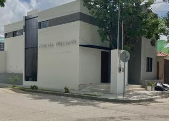 Chetumal.- A poco más de un mes de haber iniciado el 2026, la subsecretaria Jurídica de la Secretaría de Gobierno ya registra seis quejas en contra de notarios públicos, por supuesto incumplimiento en sus funciones marcados en la Ley Notarial del Estado, aseveró Jorge Herrera Aguilar, titular de la subsecretaria jurídica. El entrevistado detalló que las quejas son presentadas por ciudadanos quienes consideraron que los notarios no cumplieron con sus funciones acordes a la Ley de Notarias públicas, y le puedan generar un agravio al ciudadano. Recalcó que cada queja está bajo análisis, aunque por el sigilo de las investigaciones no se pueden emitir detalles, pero, en caso de que se determine una responsabilidad de parte de los funcionarios, su notaria le será retirada. “Es un procedimiento que lo establece la Ley de Notariado, cualquier ciudadano puede acudir a la Secretaría de Gobierno e interponer la queja que establece la Ley de Notariados. Es una herramienta que tiene el ciudadano cuando considera que el notario no está haciendo su función apegada a la propia Ley de Notariado”, abundó. El titular de la Subsecretaria jurídica de la Secretaría de Gobierno, dio a conocer que en el 2025 se presentaron 47 quejas, la mayoría está en proceso de análisis, ya que se le debe dar garantía de audiencia al notario y desahogar las pruebas necesarias. Pero, hasta el momento solo cuatro han sido concluidos. Sin embargo, no se han retirado ninguna notaria. Cabe recodar que en Quintana Roo existen 124 notarias activas, las cuales brindan diferentes servicios a los ciudadanos.
