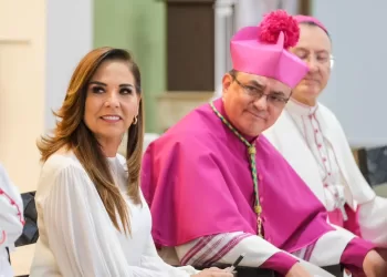 Asiste Mara Lezama a la toma posesión de Salvador González como segundo obispo de la Diócesis Cancún-Chetumal; refrenda voluntad de trabajar por la Construcción de Paz