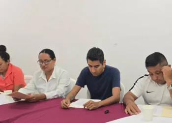 La líder de la Confederación de Trabajadores de México (CTM), Maricruz Alanis Helguera, rechazó las acusaciones de irregularidades en el pago de propinas a trabajadores de los hoteles Secrets Aura y Dreams que operan en Cozumel, al indicar que solo es grilla sindical promovida por sindicatos externos que buscan quedarse con los Contratos Colectivos de Trabajo (CCT). Mencionó que el reparto de propinas se realiza a través de un comité integrado por los delegados sindicales, representantes de la empresa y de los propios trabajadores; por lo tanto, hay una fiscalización previa para garantizar que el recurso llegue a los agremiados en tiempo y forma, de ahí que negó las acusaciones de desfalco. De hecho, dijo que solo un 15 por ciento de los CCT que tiene el gremio reciben las propinas a través de dispersión y el resto lo obtiene de forma directa, de ahí que haya una fiscalización rígida referente al recurso, lo que impide malversación, desvío o desfalco, como aseguran algunos cetemistas de Cozumel. Indicó que detrás de las acusaciones hay integrantes de otros gremios que hacen grilla sindical, pues buscan quedarse con la relación contractual; sin embargo, ya se investiga sobre el caso, pues la CTM es respetuosa de la autonomía de otros sindicatos y exige lo mismo. Asimismo, aseguró que los delegados harán una visita a los trabajadores para tener la información de los propios agremiados y no de auto-lideres que se dejan guiar por gente externa que busca generar ruido y sacar raja sindical.
