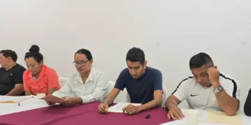 La líder de la Confederación de Trabajadores de México (CTM), Maricruz Alanis Helguera, rechazó las acusaciones de irregularidades en el pago de propinas a trabajadores de los hoteles Secrets Aura y Dreams que operan en Cozumel, al indicar que solo es grilla sindical promovida por sindicatos externos que buscan quedarse con los Contratos Colectivos de Trabajo (CCT). Mencionó que el reparto de propinas se realiza a través de un comité integrado por los delegados sindicales, representantes de la empresa y de los propios trabajadores; por lo tanto, hay una fiscalización previa para garantizar que el recurso llegue a los agremiados en tiempo y forma, de ahí que negó las acusaciones de desfalco. De hecho, dijo que solo un 15 por ciento de los CCT que tiene el gremio reciben las propinas a través de dispersión y el resto lo obtiene de forma directa, de ahí que haya una fiscalización rígida referente al recurso, lo que impide malversación, desvío o desfalco, como aseguran algunos cetemistas de Cozumel. Indicó que detrás de las acusaciones hay integrantes de otros gremios que hacen grilla sindical, pues buscan quedarse con la relación contractual; sin embargo, ya se investiga sobre el caso, pues la CTM es respetuosa de la autonomía de otros sindicatos y exige lo mismo. Asimismo, aseguró que los delegados harán una visita a los trabajadores para tener la información de los propios agremiados y no de auto-lideres que se dejan guiar por gente externa que busca generar ruido y sacar raja sindical.