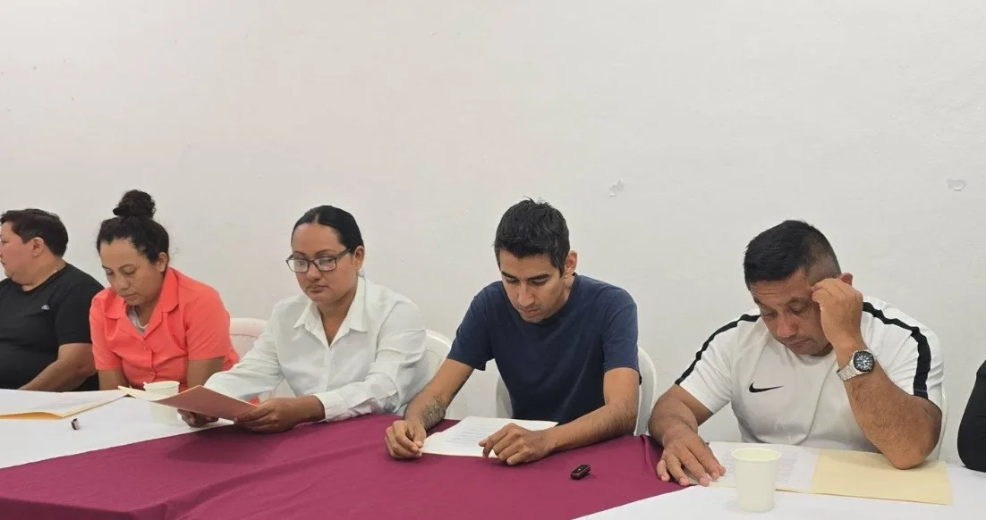 La líder de la Confederación de Trabajadores de México (CTM), Maricruz Alanis Helguera, rechazó las acusaciones de irregularidades en el pago de propinas a trabajadores de los hoteles Secrets Aura y Dreams que operan en Cozumel, al indicar que solo es grilla sindical promovida por sindicatos externos que buscan quedarse con los Contratos Colectivos de Trabajo (CCT). Mencionó que el reparto de propinas se realiza a través de un comité integrado por los delegados sindicales, representantes de la empresa y de los propios trabajadores; por lo tanto, hay una fiscalización previa para garantizar que el recurso llegue a los agremiados en tiempo y forma, de ahí que negó las acusaciones de desfalco. De hecho, dijo que solo un 15 por ciento de los CCT que tiene el gremio reciben las propinas a través de dispersión y el resto lo obtiene de forma directa, de ahí que haya una fiscalización rígida referente al recurso, lo que impide malversación, desvío o desfalco, como aseguran algunos cetemistas de Cozumel. Indicó que detrás de las acusaciones hay integrantes de otros gremios que hacen grilla sindical, pues buscan quedarse con la relación contractual; sin embargo, ya se investiga sobre el caso, pues la CTM es respetuosa de la autonomía de otros sindicatos y exige lo mismo. Asimismo, aseguró que los delegados harán una visita a los trabajadores para tener la información de los propios agremiados y no de auto-lideres que se dejan guiar por gente externa que busca generar ruido y sacar raja sindical.