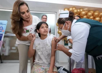Anuncia Mara Lezama estrategia escolar de vacunación contra el sarampión en Quintana Roo para prevenir la enfermedad