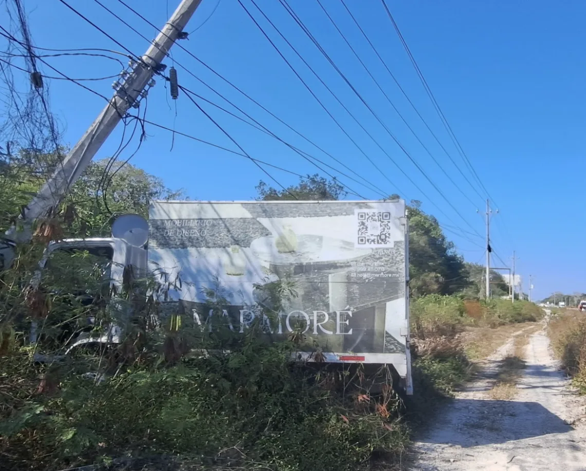 Camión de mudanza se sale de la vía y derriba poste de CFE en la carretera 307