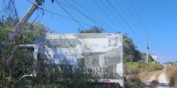 Camión de mudanza se sale de la vía y derriba poste de CFE en la carretera 307