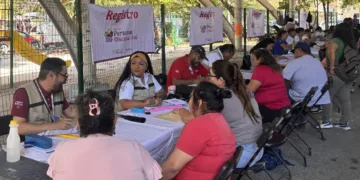 Lo que antes era una estadística marginal hoy comienza a encender alertas: cada vez más jóvenes en Cancún enfrentan una discapacidad permanente tras sufrir accidentes, principalmente en motocicleta, reveló el coordinador del Programa Pensión del Bienestar para Personas con Discapacidad en Benito Juárez, Víctor Matos. El funcionario explicó que la discapacidad motriz es actualmente la más frecuente entre los nuevos registros, y lo más preocupante es que el incremento se ha dado entre jóvenes que no nacieron con esta condición, sino que la adquirieron tras percances viales. “Es muy lamentable ver que muchachos, incluso menores de edad, ya presentan afectaciones de por vida”, señaló. De acuerdo con los datos del programa, en el último año el porcentaje de jóvenes con discapacidad motriz derivada de accidentes pasó de 5% a 15%, un crecimiento del 10% que también se refleja a nivel estatal y nacional. La mayoría de los casos se concentra en edades que van desde los 15 hasta los 22 años. Matos subrayó que, si bien el programa brinda apoyo a quienes lo necesitan, este repunte evidencia la urgencia de reforzar medidas de prevención, particularmente en materia de educación vial y regulación del uso de motocicletas. “No se trata solo de atender, sino de evitar que más jóvenes lleguen a esta situación”, enfatizó. En contraste, explicó que entre el 70 y 80% de las discapacidades registradas siguen siendo consecuencia de enfermedades crónicas como diabetes y obesidad, que derivan en afectaciones visuales, auditivas o motrices con el paso del tiempo. Actualmente, en el municipio de Benito Juárez se contabilizan más de 6 mil derechohabientes del programa, mientras que a nivel estatal la cifra oscila entre 10 y 12 mil beneficiarios. El apoyo consiste en un pago bimestral de 3 mil 300 pesos, que se entrega mediante tarjeta del Banco del Bienestar tras un proceso de validación que puede tardar entre cuatro y cinco meses. Finalmente, el coordinador invitó a la población a acudir del 23 al 29 de marzo al módulo instalado en el domo de la región 95, en horario de 10:00 a 16:00 horas, o bien comunicarse al 9981-176144 para agendar visitas domiciliarias en caso de personas con movilidad limitada.