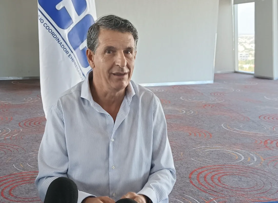 El presidente del Consejo Coordinador Empresarial (CCE) del Caribe, Javier Olvera Silveira, adelantó que en mayo se reunirán con la gobernadora, Mara Lezama Espinoza, quien les presentará el proyecto del Distrito Financiero y Tecnológico de Cancún, el cual calificó como la primera oportunidad segura de diversificar la actividad económica al grado que puede multiplicar por tres la derrama que deja el turismo en el estado. Entrevistado tras la reunión mensual del colectivo en donde estuvo como invitado el titular de la Secretaría del Bienestar, Pablo Bustamante Beltrán, dijo que Quintana Roo, sin duda, se ubicará en el mapa de las inversiones y la creación de nuevas empresas con este hub, ya que impulsará la innovación, la tecnología y el networking. “Es un proyecto de largo alcance; el siete de mayo tendremos a la gobernadora como invitada del CCE, quien nos presentará este proyecto que vemos con mucha ilusión, porque siempre se ha hablado de la diversificación económica del estado y es una gran oportunidad para lograrlo”. Comentó que cuando se anunció el proyecto, se dio a conocer que generaría unos 11 mil empleos, pero esta cifra se queda corta, pues hay miles de empresas ligadas a las tecnologías; es el futuro. Además, se desplazarán nómadas digitales de alto perfil, que sin duda verán la oportunidad de hacer negocios en el estado. “El contar con un hub financiero y tecnológico, la economía se diversificará y podrá generar multiplicado por tres la derrama que deja la actividad turística; estamos ante la gran oportunidad de ser un centro generador de inversiones, nuevas empresas y, por ende, aumentará el empleo”. Aseguró que otra ventaja es que este proyecto será transexenal, es decir, no está sujeto a un gobierno, sino que trascenderá, lo cual es positivo porque eso refleja el gran potencial que tiene el estado más allá de los intereses políticos, pues finalmente lo importante es impulsar el desarrollo del estado y con ello el bienestar.