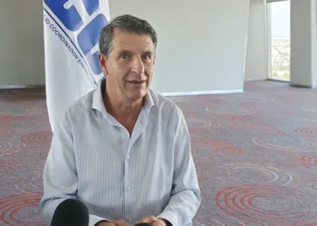 El presidente del Consejo Coordinador Empresarial (CCE) del Caribe, Javier Olvera Silveira, adelantó que en mayo se reunirán con la gobernadora, Mara Lezama Espinoza, quien les presentará el proyecto del Distrito Financiero y Tecnológico de Cancún, el cual calificó como la primera oportunidad segura de diversificar la actividad económica al grado que puede multiplicar por tres la derrama que deja el turismo en el estado. Entrevistado tras la reunión mensual del colectivo en donde estuvo como invitado el titular de la Secretaría del Bienestar, Pablo Bustamante Beltrán, dijo que Quintana Roo, sin duda, se ubicará en el mapa de las inversiones y la creación de nuevas empresas con este hub, ya que impulsará la innovación, la tecnología y el networking. “Es un proyecto de largo alcance; el siete de mayo tendremos a la gobernadora como invitada del CCE, quien nos presentará este proyecto que vemos con mucha ilusión, porque siempre se ha hablado de la diversificación económica del estado y es una gran oportunidad para lograrlo”. Comentó que cuando se anunció el proyecto, se dio a conocer que generaría unos 11 mil empleos, pero esta cifra se queda corta, pues hay miles de empresas ligadas a las tecnologías; es el futuro. Además, se desplazarán nómadas digitales de alto perfil, que sin duda verán la oportunidad de hacer negocios en el estado. “El contar con un hub financiero y tecnológico, la economía se diversificará y podrá generar multiplicado por tres la derrama que deja la actividad turística; estamos ante la gran oportunidad de ser un centro generador de inversiones, nuevas empresas y, por ende, aumentará el empleo”. Aseguró que otra ventaja es que este proyecto será transexenal, es decir, no está sujeto a un gobierno, sino que trascenderá, lo cual es positivo porque eso refleja el gran potencial que tiene el estado más allá de los intereses políticos, pues finalmente lo importante es impulsar el desarrollo del estado y con ello el bienestar.