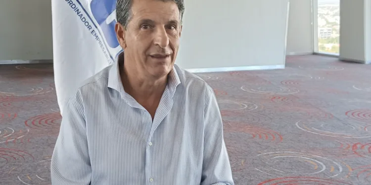 El presidente del Consejo Coordinador Empresarial (CCE) del Caribe, Javier Olvera Silveira, adelantó que en mayo se reunirán con la gobernadora, Mara Lezama Espinoza, quien les presentará el proyecto del Distrito Financiero y Tecnológico de Cancún, el cual calificó como la primera oportunidad segura de diversificar la actividad económica al grado que puede multiplicar por tres la derrama que deja el turismo en el estado. Entrevistado tras la reunión mensual del colectivo en donde estuvo como invitado el titular de la Secretaría del Bienestar, Pablo Bustamante Beltrán, dijo que Quintana Roo, sin duda, se ubicará en el mapa de las inversiones y la creación de nuevas empresas con este hub, ya que impulsará la innovación, la tecnología y el networking. “Es un proyecto de largo alcance; el siete de mayo tendremos a la gobernadora como invitada del CCE, quien nos presentará este proyecto que vemos con mucha ilusión, porque siempre se ha hablado de la diversificación económica del estado y es una gran oportunidad para lograrlo”. Comentó que cuando se anunció el proyecto, se dio a conocer que generaría unos 11 mil empleos, pero esta cifra se queda corta, pues hay miles de empresas ligadas a las tecnologías; es el futuro. Además, se desplazarán nómadas digitales de alto perfil, que sin duda verán la oportunidad de hacer negocios en el estado. “El contar con un hub financiero y tecnológico, la economía se diversificará y podrá generar multiplicado por tres la derrama que deja la actividad turística; estamos ante la gran oportunidad de ser un centro generador de inversiones, nuevas empresas y, por ende, aumentará el empleo”. Aseguró que otra ventaja es que este proyecto será transexenal, es decir, no está sujeto a un gobierno, sino que trascenderá, lo cual es positivo porque eso refleja el gran potencial que tiene el estado más allá de los intereses políticos, pues finalmente lo importante es impulsar el desarrollo del estado y con ello el bienestar.