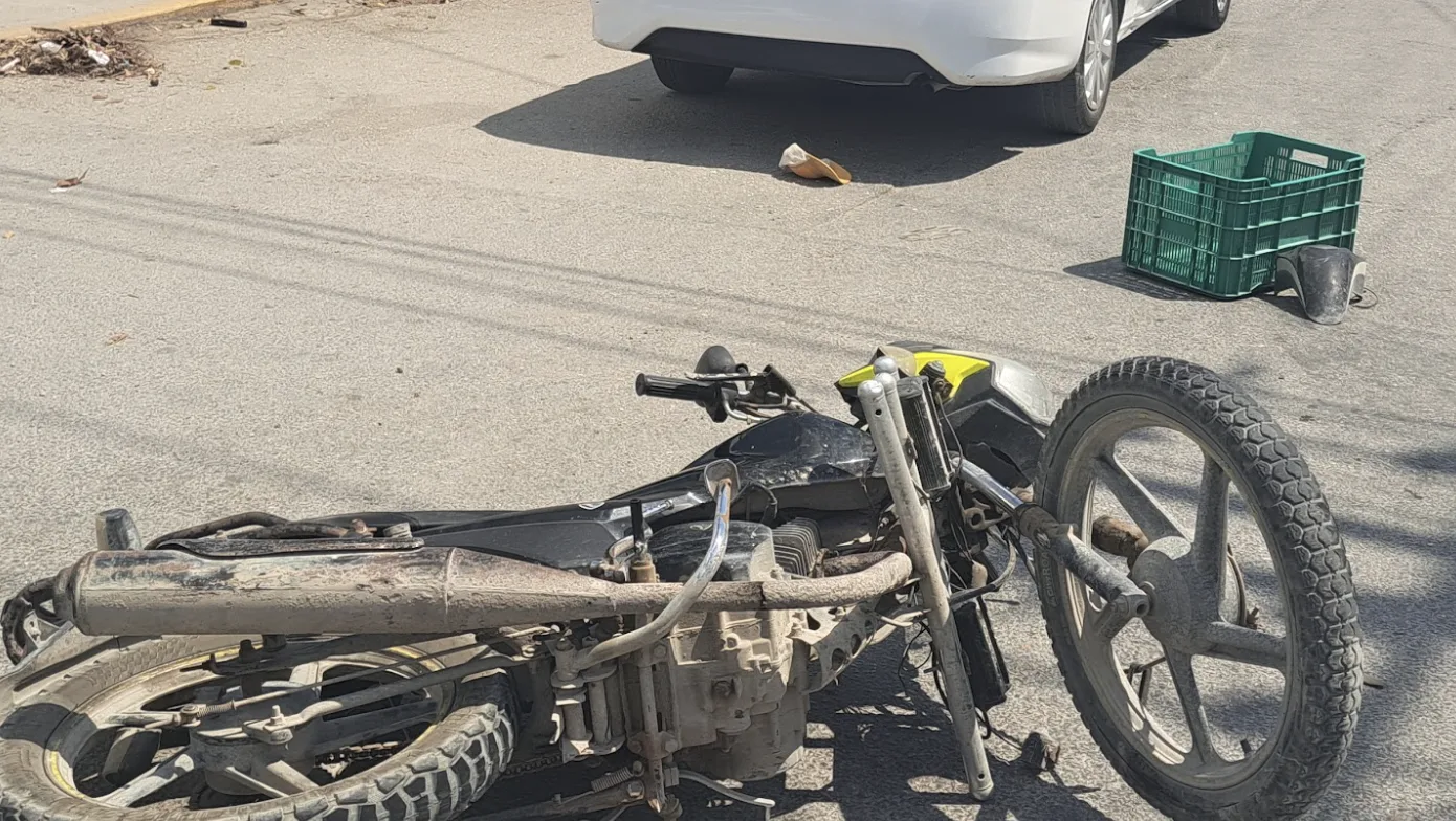 Motociclista resulta lesionado tras choque con taxi en avenida Satélite; celebraba su cumpleaños