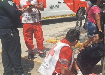 Motociclista resulta lesionado tras choque con taxi en avenida Satélite; celebraba su cumpleaños