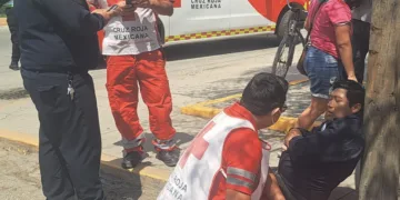 Motociclista resulta lesionado tras choque con taxi en avenida Satélite; celebraba su cumpleaños