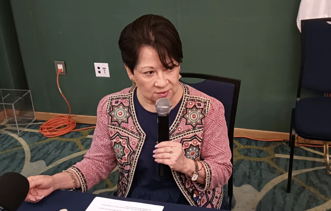 La presidenta de la Confederación Patronal de la República Mexicana (COPARMEX), Jovita Portillo Navarro, consideró que la vía del diálogo y la conciliación permitiría llegar a un acuerdo entre el Grupo Xcaret y el Gran Consejo Maya, referente a la resolución de la autoridad judicial que impide el uso de elementos del patrimonio cultural maya en publicidad, parque y hoteles de la empresa. Dijo que, como abogada, en términos legales se reserva el comentario, ya que antes tendría que analizar en qué sentido, bajo qué criterio y los detalles de la resolución, pero en todo caso la empresa podría acudir a instancias internacionales, aunque lo más conveniente es lograr acuerdos por lo que representa el Grupo Xcaret en materia de empleos e inversión. “Como empresarios, creemos que se tiene que resguardar como patrimonio cultural los símbolos mayas y, en su momento, el Grupo Xcaret celebró acuerdos con los inconformes; por ahí puede ser la línea buscar el acercamiento y el diálogo con relación a esta controversia. Es un tema difícil, porque se tiene que respetar la cultura, pero también dar certeza a las inversiones”. Refirió que este tipo de controversias puede inhibir el flujo de capitales, porque se da una señal negativa en ciertos aspectos, pero, por otro lado, es importante respetar el patrimonio cultural y que el desarrollo económico sea compartido; los empresarios en este tipo de tema siempre deben apostar a la conciliación. “Hemos visto la disponibilidad de Xcaret de respetar lo que dicta la autoridad judicial; entonces, lo conveniente es encontrar un punto de equilibrio a través del diálogo a fin de determinar lo mejor para el destino y los pueblos originarios. Se debe plantear en conjunto una solución para no dar una imagen negativa a las inversiones".