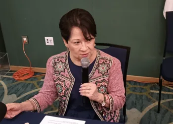 La presidenta de la Confederación Patronal de la República Mexicana (COPARMEX), Jovita Portillo Navarro, consideró que la vía del diálogo y la conciliación permitiría llegar a un acuerdo entre el Grupo Xcaret y el Gran Consejo Maya, referente a la resolución de la autoridad judicial que impide el uso de elementos del patrimonio cultural maya en publicidad, parque y hoteles de la empresa. Dijo que, como abogada, en términos legales se reserva el comentario, ya que antes tendría que analizar en qué sentido, bajo qué criterio y los detalles de la resolución, pero en todo caso la empresa podría acudir a instancias internacionales, aunque lo más conveniente es lograr acuerdos por lo que representa el Grupo Xcaret en materia de empleos e inversión. “Como empresarios, creemos que se tiene que resguardar como patrimonio cultural los símbolos mayas y, en su momento, el Grupo Xcaret celebró acuerdos con los inconformes; por ahí puede ser la línea buscar el acercamiento y el diálogo con relación a esta controversia. Es un tema difícil, porque se tiene que respetar la cultura, pero también dar certeza a las inversiones”. Refirió que este tipo de controversias puede inhibir el flujo de capitales, porque se da una señal negativa en ciertos aspectos, pero, por otro lado, es importante respetar el patrimonio cultural y que el desarrollo económico sea compartido; los empresarios en este tipo de tema siempre deben apostar a la conciliación. “Hemos visto la disponibilidad de Xcaret de respetar lo que dicta la autoridad judicial; entonces, lo conveniente es encontrar un punto de equilibrio a través del diálogo a fin de determinar lo mejor para el destino y los pueblos originarios. Se debe plantear en conjunto una solución para no dar una imagen negativa a las inversiones".