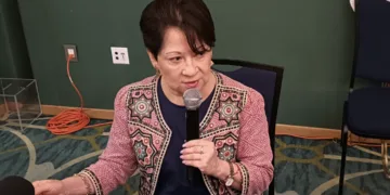 La presidenta de la Confederación Patronal de la República Mexicana (COPARMEX), Jovita Portillo Navarro, consideró que la vía del diálogo y la conciliación permitiría llegar a un acuerdo entre el Grupo Xcaret y el Gran Consejo Maya, referente a la resolución de la autoridad judicial que impide el uso de elementos del patrimonio cultural maya en publicidad, parque y hoteles de la empresa. Dijo que, como abogada, en términos legales se reserva el comentario, ya que antes tendría que analizar en qué sentido, bajo qué criterio y los detalles de la resolución, pero en todo caso la empresa podría acudir a instancias internacionales, aunque lo más conveniente es lograr acuerdos por lo que representa el Grupo Xcaret en materia de empleos e inversión. “Como empresarios, creemos que se tiene que resguardar como patrimonio cultural los símbolos mayas y, en su momento, el Grupo Xcaret celebró acuerdos con los inconformes; por ahí puede ser la línea buscar el acercamiento y el diálogo con relación a esta controversia. Es un tema difícil, porque se tiene que respetar la cultura, pero también dar certeza a las inversiones”. Refirió que este tipo de controversias puede inhibir el flujo de capitales, porque se da una señal negativa en ciertos aspectos, pero, por otro lado, es importante respetar el patrimonio cultural y que el desarrollo económico sea compartido; los empresarios en este tipo de tema siempre deben apostar a la conciliación. “Hemos visto la disponibilidad de Xcaret de respetar lo que dicta la autoridad judicial; entonces, lo conveniente es encontrar un punto de equilibrio a través del diálogo a fin de determinar lo mejor para el destino y los pueblos originarios. Se debe plantear en conjunto una solución para no dar una imagen negativa a las inversiones".