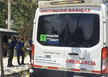 Turista omite alto y provoca choque en La Veleta; daños superan los 50 mil pesos