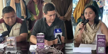 Con el objetivo de dar certeza jurídica a miles de familias, autoridades municipales aceleran los trabajos de regularización de asentamientos en Benito Juárez, iniciando una nueva fase técnica que marcará el rumbo del ordenamiento territorial en diversas colonias de la ciudad. El Instituto de Regularización para el Bienestar Patrimonial en Benito Juárez informó que recientemente se realizó una mesa de trabajo en el Ejido Alfredo V. Bonfil, donde participaron instancias de los tres niveles de gobierno para definir estrategias específicas, considerando que cada asentamiento presenta condiciones distintas. La directora general del organismo, Nora Garza, detalló que como parte de los acuerdos se enviará una brigada especializada en topografía, encargada de delimitar terrenos y polígonos, paso clave para avanzar en la legalización de predios. De acuerdo con lo proyectado, estos trabajos podrían extenderse entre dos y seis meses, por lo que se estima que hacia agosto comiencen a concretarse avances en colonias seleccionadas como zonas piloto, entre ellas El Milagro, El Porvenir y Antorchista. El proceso contempla la regularización de entre 4 mil y 5 mil lotes, atendidos por etapas debido a la complejidad que representa la colindancia entre asentamientos. Actualmente, suman 126 colonias en proceso, donde también se abordan necesidades de servicios básicos, mientras que módulos informativos instalados en zonas como Betel, Salem y Maracuyá brindan orientación a los habitantes.