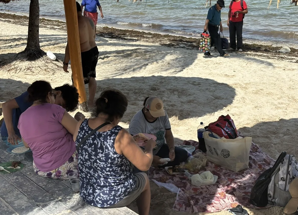 Entre hieleras y olas, cancunenses viven la Semana Santa a pie de playa