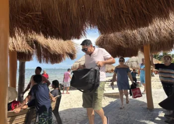 Entre hieleras y olas, cancunenses viven la Semana Santa a pie de playa