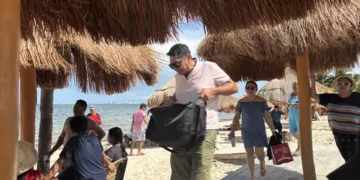 Entre hieleras y olas, cancunenses viven la Semana Santa a pie de playa