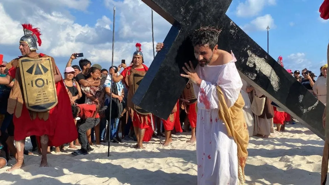 Entre fe y recuerdos, Rafael Pérez Pasquel carga su cruz en Playa Delfines
