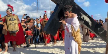 Entre fe y recuerdos, Rafael Pérez Pasquel carga su cruz en Playa Delfines