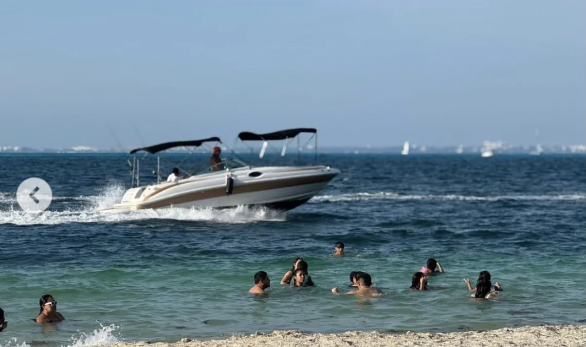 A unos días del inicio del periodo vacacional, Quintana Roo se posiciona como uno de los destinos más seguros del país en materia sanitaria, luego de que prácticamente todas sus playas superaran las pruebas de calidad del agua con niveles mínimos de bacterias. De acuerdo con los monitoreos más recientes, destinos como Cancún, Playa del Carmen, Cozumel e Isla Mujeres reportan condiciones óptimas para uso recreativo. En el contexto de la temporada de Semana Santa 2026, la Comisión Federal para la Protección contra Riesgos Sanitarios (Cofepris) reforzó el monitoreo en los principales destinos turísticos del país, realizando muestreos constantes en playas de los 17 estados costeros. Los resultados indican que el 98% de las playas mexicanas cumplen con los criterios sanitarios establecidos, es decir, presentan menos de 200 enterococos por cada 100 mililitros de agua, lo que garantiza condiciones seguras para los bañistas nacionales e internacionales. Autoridades destacaron que, con el operativo vacacional en marcha, la gran mayoría de los litorales está en condiciones favorables para recibir a miles de visitantes. Entre los destinos que mantienen altos estándares de salubridad también figuran Puerto Vallarta y Huatulco, consolidando a México como una opción confiable para el turismo de playa. No obstante, se hizo un llamado a la población a mantenerse alerta y colaborar con el cuidado del entorno. En caso de detectar agua con coloración inusual, malos olores o acumulación excesiva de basura, se recomienda evitar ingresar al mar y reportar la situación a las autoridades locales. Con estos resultados, Quintana Roo reafirma su liderazgo turístico al ofrecer playas limpias y seguras en uno de los periodos de mayor afluencia del año.