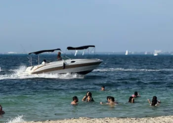 A unos días del inicio del periodo vacacional, Quintana Roo se posiciona como uno de los destinos más seguros del país en materia sanitaria, luego de que prácticamente todas sus playas superaran las pruebas de calidad del agua con niveles mínimos de bacterias. De acuerdo con los monitoreos más recientes, destinos como Cancún, Playa del Carmen, Cozumel e Isla Mujeres reportan condiciones óptimas para uso recreativo. En el contexto de la temporada de Semana Santa 2026, la Comisión Federal para la Protección contra Riesgos Sanitarios (Cofepris) reforzó el monitoreo en los principales destinos turísticos del país, realizando muestreos constantes en playas de los 17 estados costeros. Los resultados indican que el 98% de las playas mexicanas cumplen con los criterios sanitarios establecidos, es decir, presentan menos de 200 enterococos por cada 100 mililitros de agua, lo que garantiza condiciones seguras para los bañistas nacionales e internacionales. Autoridades destacaron que, con el operativo vacacional en marcha, la gran mayoría de los litorales está en condiciones favorables para recibir a miles de visitantes. Entre los destinos que mantienen altos estándares de salubridad también figuran Puerto Vallarta y Huatulco, consolidando a México como una opción confiable para el turismo de playa. No obstante, se hizo un llamado a la población a mantenerse alerta y colaborar con el cuidado del entorno. En caso de detectar agua con coloración inusual, malos olores o acumulación excesiva de basura, se recomienda evitar ingresar al mar y reportar la situación a las autoridades locales. Con estos resultados, Quintana Roo reafirma su liderazgo turístico al ofrecer playas limpias y seguras en uno de los periodos de mayor afluencia del año.
