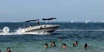 A unos días del inicio del periodo vacacional, Quintana Roo se posiciona como uno de los destinos más seguros del país en materia sanitaria, luego de que prácticamente todas sus playas superaran las pruebas de calidad del agua con niveles mínimos de bacterias. De acuerdo con los monitoreos más recientes, destinos como Cancún, Playa del Carmen, Cozumel e Isla Mujeres reportan condiciones óptimas para uso recreativo. En el contexto de la temporada de Semana Santa 2026, la Comisión Federal para la Protección contra Riesgos Sanitarios (Cofepris) reforzó el monitoreo en los principales destinos turísticos del país, realizando muestreos constantes en playas de los 17 estados costeros. Los resultados indican que el 98% de las playas mexicanas cumplen con los criterios sanitarios establecidos, es decir, presentan menos de 200 enterococos por cada 100 mililitros de agua, lo que garantiza condiciones seguras para los bañistas nacionales e internacionales. Autoridades destacaron que, con el operativo vacacional en marcha, la gran mayoría de los litorales está en condiciones favorables para recibir a miles de visitantes. Entre los destinos que mantienen altos estándares de salubridad también figuran Puerto Vallarta y Huatulco, consolidando a México como una opción confiable para el turismo de playa. No obstante, se hizo un llamado a la población a mantenerse alerta y colaborar con el cuidado del entorno. En caso de detectar agua con coloración inusual, malos olores o acumulación excesiva de basura, se recomienda evitar ingresar al mar y reportar la situación a las autoridades locales. Con estos resultados, Quintana Roo reafirma su liderazgo turístico al ofrecer playas limpias y seguras en uno de los periodos de mayor afluencia del año.