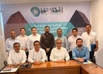 El director de Asociados Náuticos de Quintana Roo (ANQ), Ricardo Muleiro López, adelantó que solicitarán a la Cámara de Diputados revertir el incremento al cobro de derecho para el acceso a las Áreas Naturales Protegidas (ANP) aprobado el año pasado, dado que afecta la competitividad del sector. Mencionó que tienen previsto entregar el escrito el próximo 7 de abril ante las comisiones de Presupuesto y Cuenta Pública, así como de Hacienda y Crédito Público, donde proponen restituir el esquema previo de cobro establecido en el artículo 198 de la Ley Federal de Derechos. Explicó que la reunión con los legisladores deriva de la invitación para integrarse al Subgrupo de Trabajo del Régimen Fiscal para Frontera Sur y Polos de Desarrollo que se llevó a cabo en Cancún el pasado 20 de febrero; por lo tanto, aprovecharán para plantear las necesidades del sector, entre ellas el incremento de cobro para el acceso a las ANP. Dijo que existe preocupación en el sector náutico por el incremento del 100 por ciento en los derechos para la entrada de la ANP, cuya medida calificó de desproporcionada y sin precedentes, lo cual impacta directamente a los prestadores de servicios turísticos formales. Consideró que el incremento es un duro golpe a la operatividad de las empresas establecidas; tan es así que podría incentivar la informalidad y la competencia desleal, especialmente en destinos como Quintana Roo, donde parte de la actividad turística depende del acceso regulado a las ANP. Indicó que, si bien la legislación contempla esquemas de descuento, en la práctica estos no cuentan con mecanismos ágiles que faciliten su aplicación, de ahí que presentarán propuesta que busca revertir el aumento.