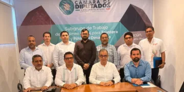 El director de Asociados Náuticos de Quintana Roo (ANQ), Ricardo Muleiro López, adelantó que solicitarán a la Cámara de Diputados revertir el incremento al cobro de derecho para el acceso a las Áreas Naturales Protegidas (ANP) aprobado el año pasado, dado que afecta la competitividad del sector. Mencionó que tienen previsto entregar el escrito el próximo 7 de abril ante las comisiones de Presupuesto y Cuenta Pública, así como de Hacienda y Crédito Público, donde proponen restituir el esquema previo de cobro establecido en el artículo 198 de la Ley Federal de Derechos. Explicó que la reunión con los legisladores deriva de la invitación para integrarse al Subgrupo de Trabajo del Régimen Fiscal para Frontera Sur y Polos de Desarrollo que se llevó a cabo en Cancún el pasado 20 de febrero; por lo tanto, aprovecharán para plantear las necesidades del sector, entre ellas el incremento de cobro para el acceso a las ANP. Dijo que existe preocupación en el sector náutico por el incremento del 100 por ciento en los derechos para la entrada de la ANP, cuya medida calificó de desproporcionada y sin precedentes, lo cual impacta directamente a los prestadores de servicios turísticos formales. Consideró que el incremento es un duro golpe a la operatividad de las empresas establecidas; tan es así que podría incentivar la informalidad y la competencia desleal, especialmente en destinos como Quintana Roo, donde parte de la actividad turística depende del acceso regulado a las ANP. Indicó que, si bien la legislación contempla esquemas de descuento, en la práctica estos no cuentan con mecanismos ágiles que faciliten su aplicación, de ahí que presentarán propuesta que busca revertir el aumento.