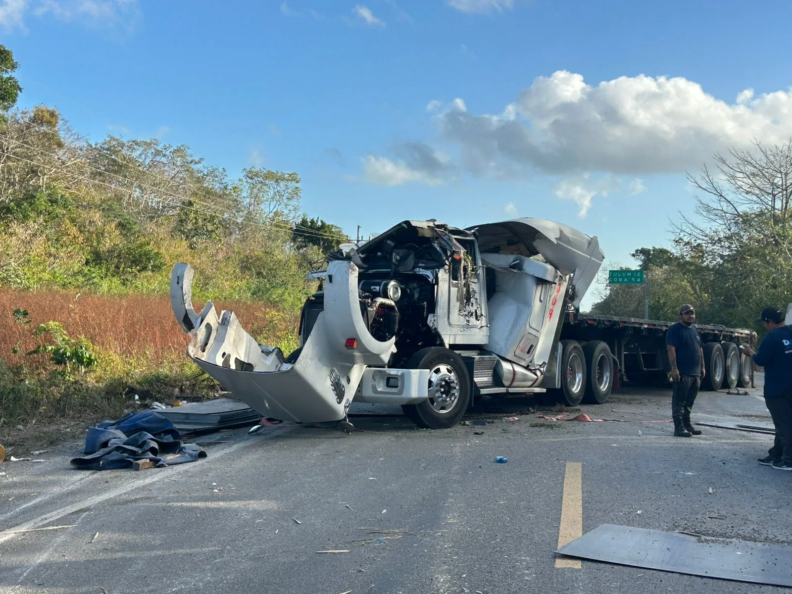 Volcadura de tractocamión con carga de láminas genera afectaciones en la carretera Tulum–Felipe Carrillo Puerto