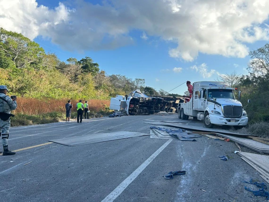 Volcadura de tractocamión con carga de láminas genera afectaciones en la carretera Tulum–Felipe Carrillo Puerto